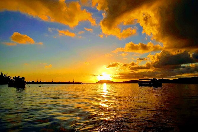 Luxury Catamaran Champagne Sunset Cruise - Champagne at Honeymoon Beach, and the green flash moment